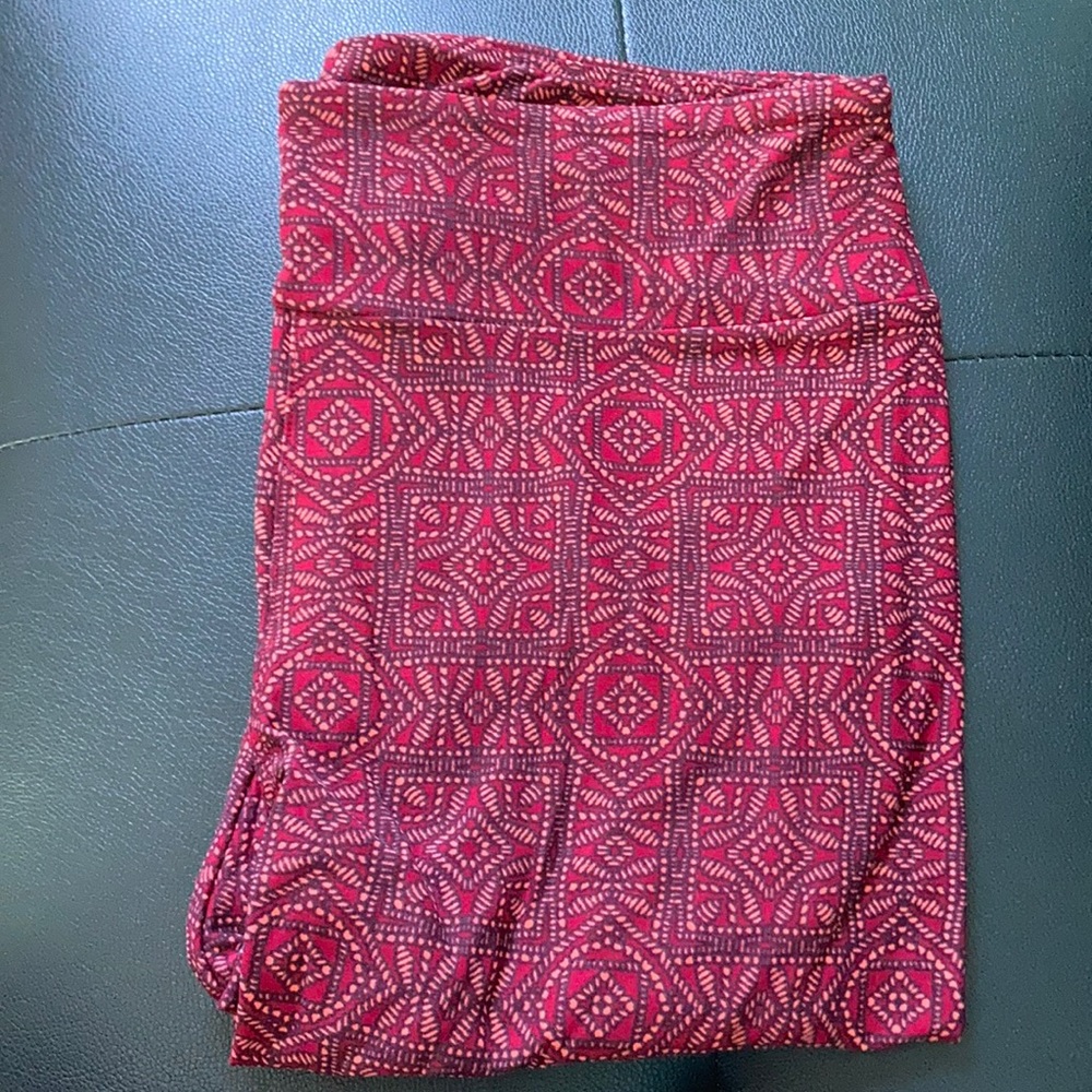 *Tall and curvy LuLaRoe Leggings